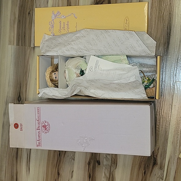 NWT Limited Edition Porcelain Romantic Flower Maidens "Daisy" 1990 - Picture 10 of 12